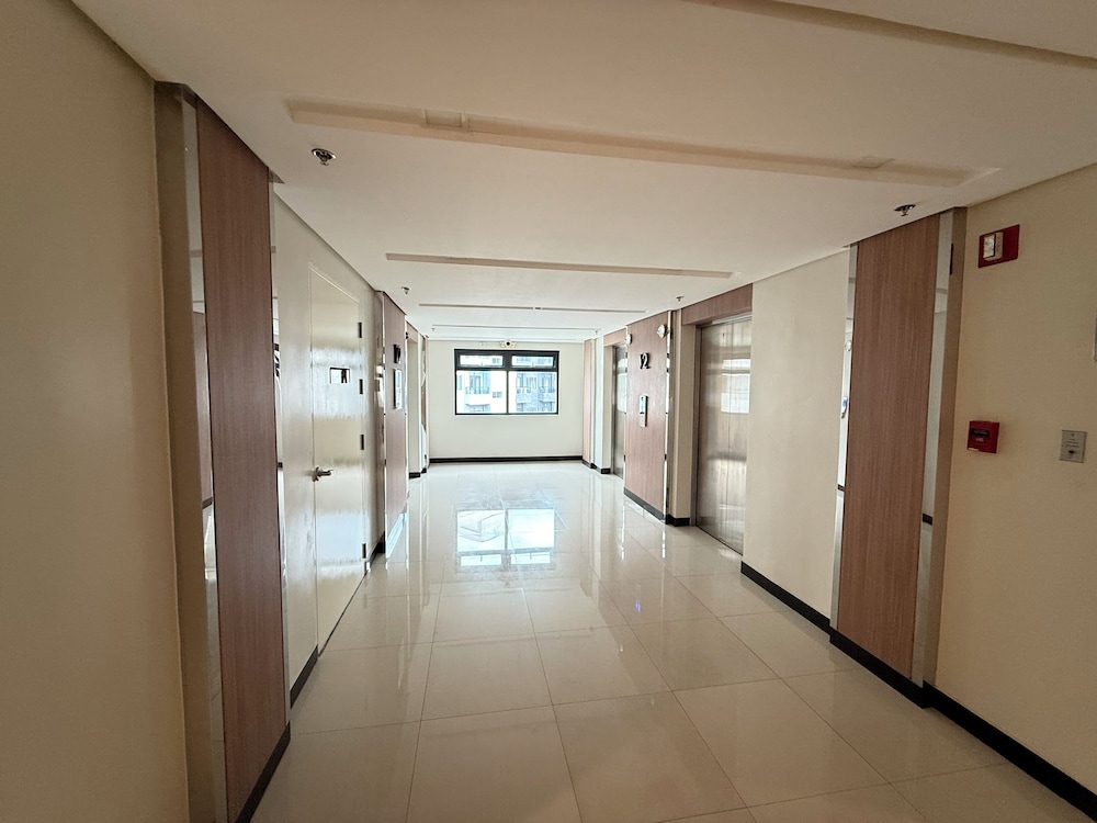 S&R Staycation Walk to SM Bicutan, With Karaoke,disney Plus, Netflix, Youtube