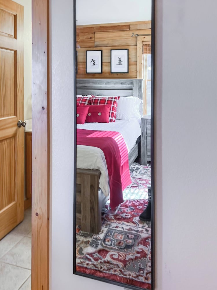3 Kings 4 Bunks-sleeps 10-smart TV X6-parking out Front-full Kitchen-hot Tub