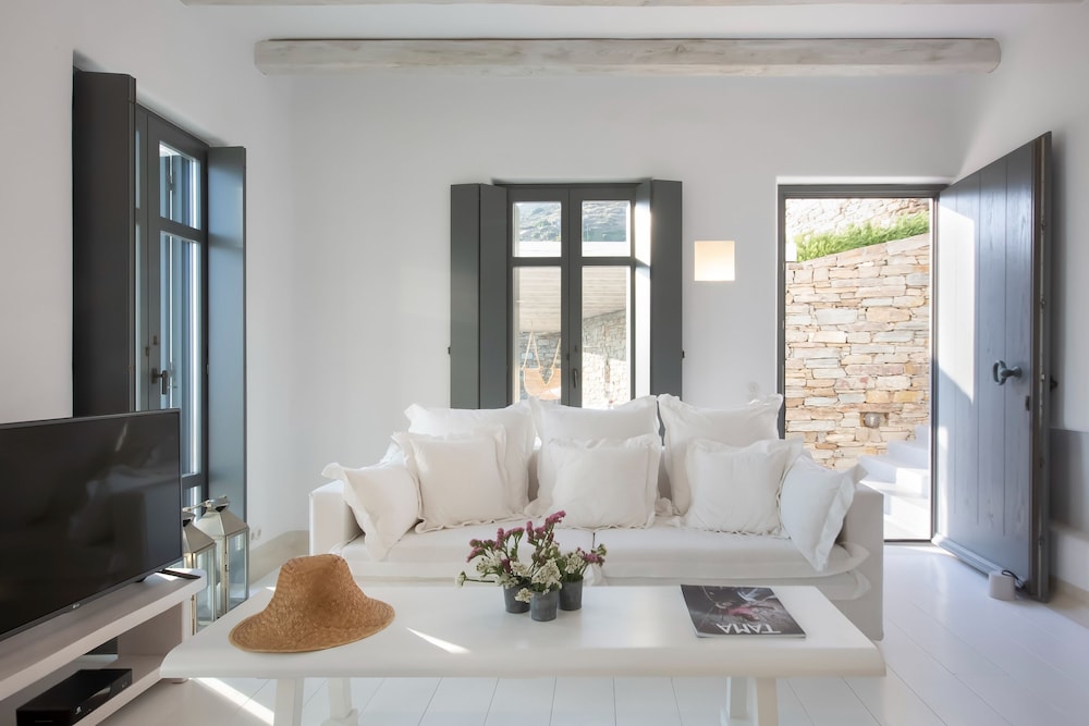 Houses G Y in Kardiani Tinos