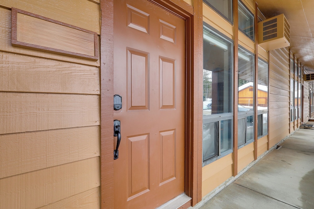 Walk to Payette Lake: Mccall Condo w/ Fireplace