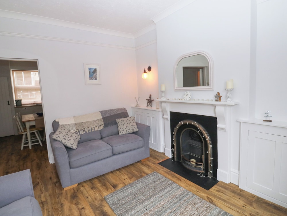 The English School, Flat 2