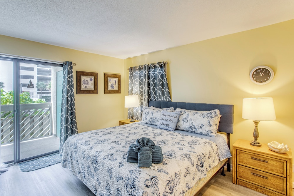Direct Beach Access! Walkable Condo on Ocean Blvd
