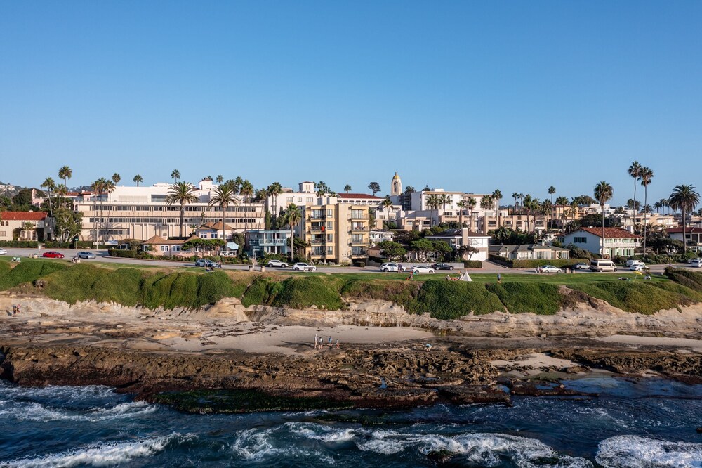 Oceanfront in La Jolla, Steps to Beach, Shops, Dining Dawn Patrol by Avantstay - Image 3