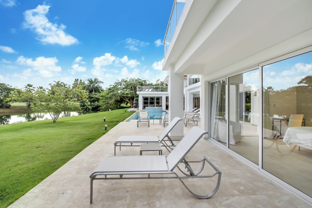 Lake View Cocotal Villa - Jacuzzi &Pool