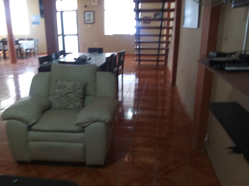 House El Canadiense view 3
