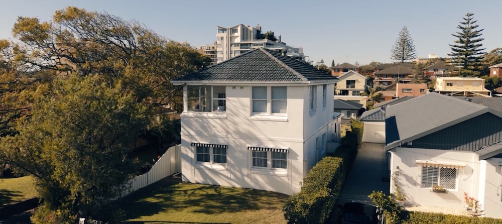 Sunlit Coastal Retreat Close to Cafes and Beach
