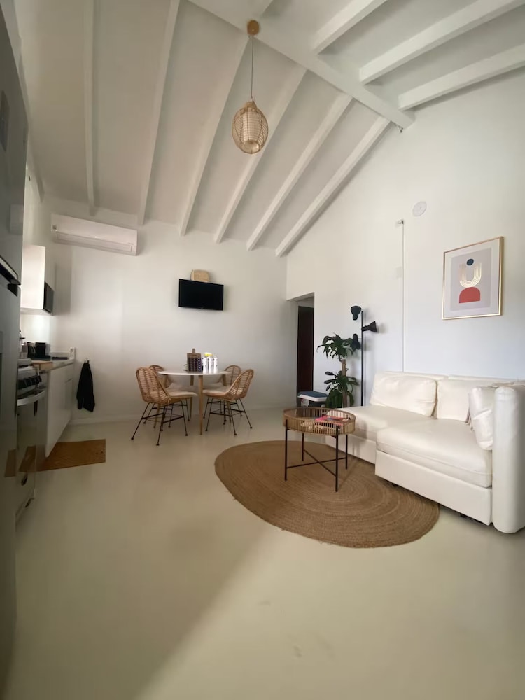 Palm Beach Vacaysuites - Coconut Suite - Top Floor