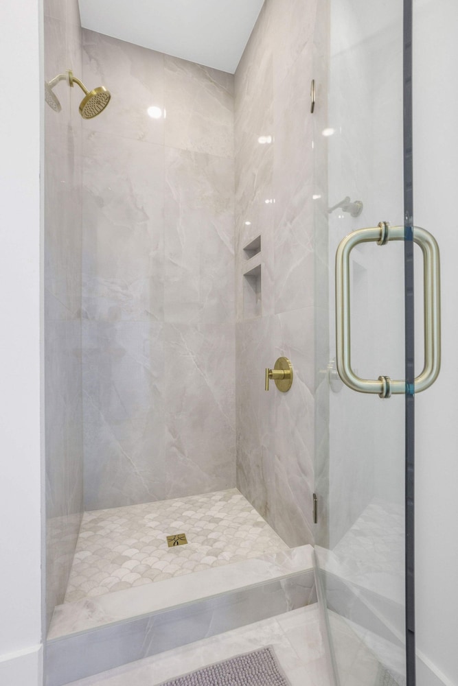 Beach Blessing- Pool Elevator Sleeps 16 SIX Bedrooms 6 Baths