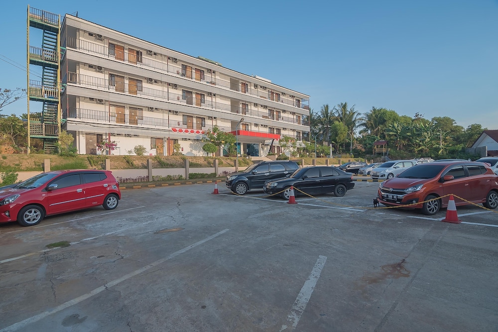 RedDoorz near Living Plaza Balikpapan