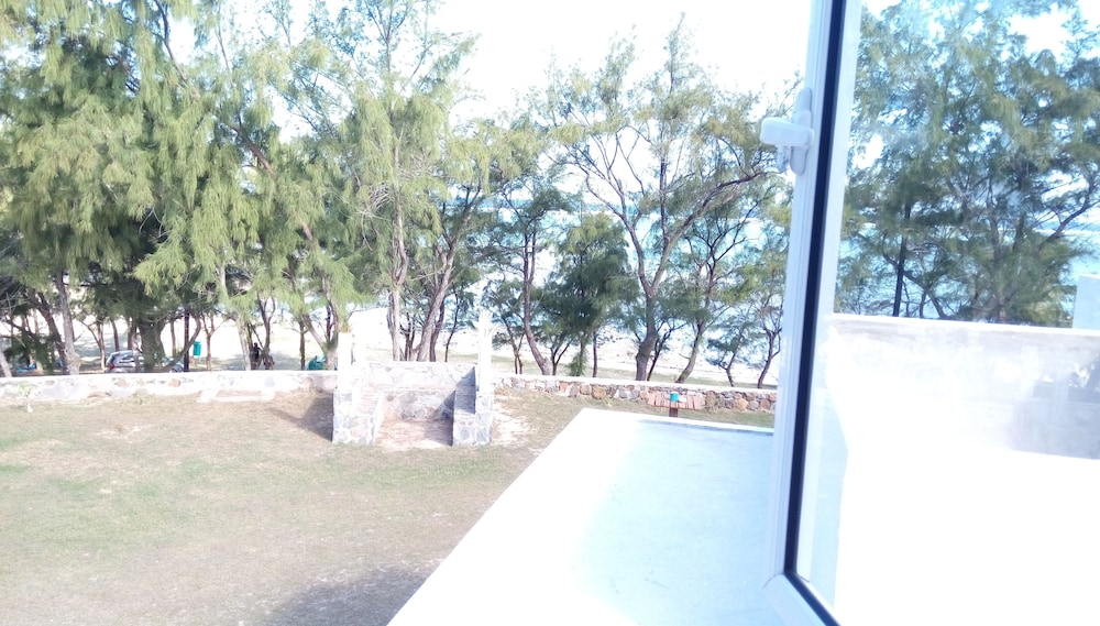 Le Shanoa-gite Feet in the Water view 4