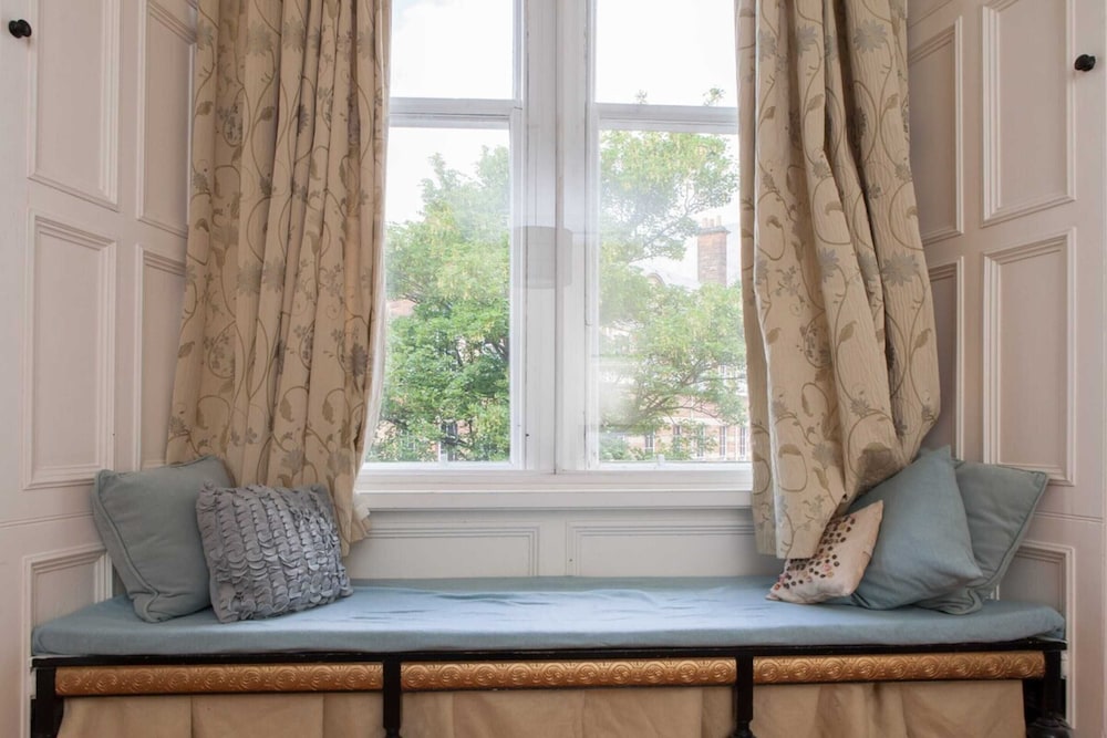 Amazing 4 Bedroom Apartment Just Off The Meadows