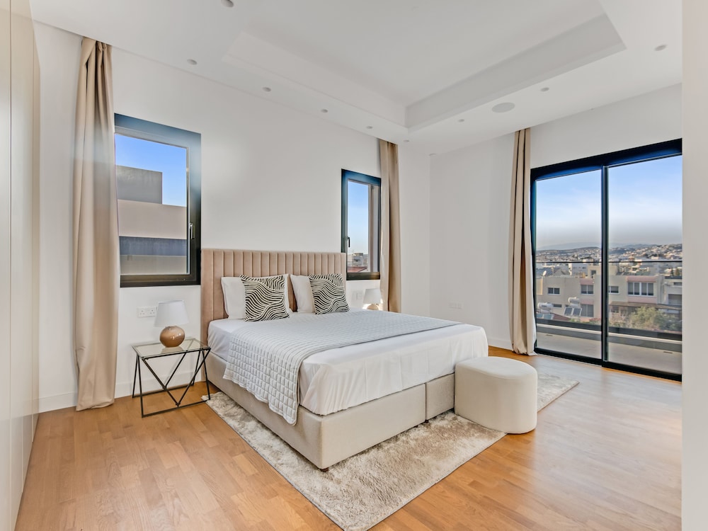 Sanders Crystal 2 - Darling 3-bdr Apt With Shared Rooftop view 2
