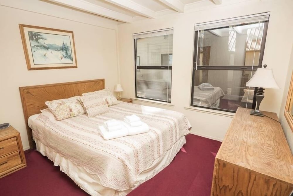 Lake Tahoe Vacations - 3195 Pasadena Avenue 6 Bedroom Home by RedAwning - Property Image 18