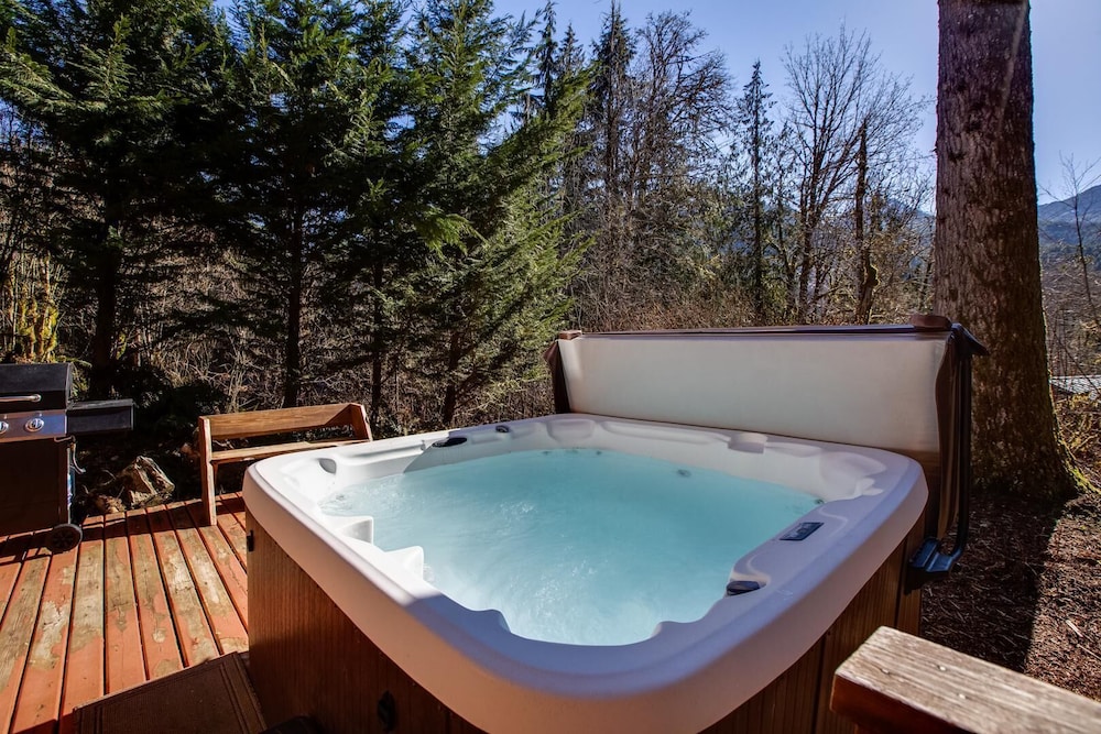 44mbr - Hot Tub- Pets Ok - Wifi - Bbq - Sleeps 8 2 Bedroom Home by RedAwning