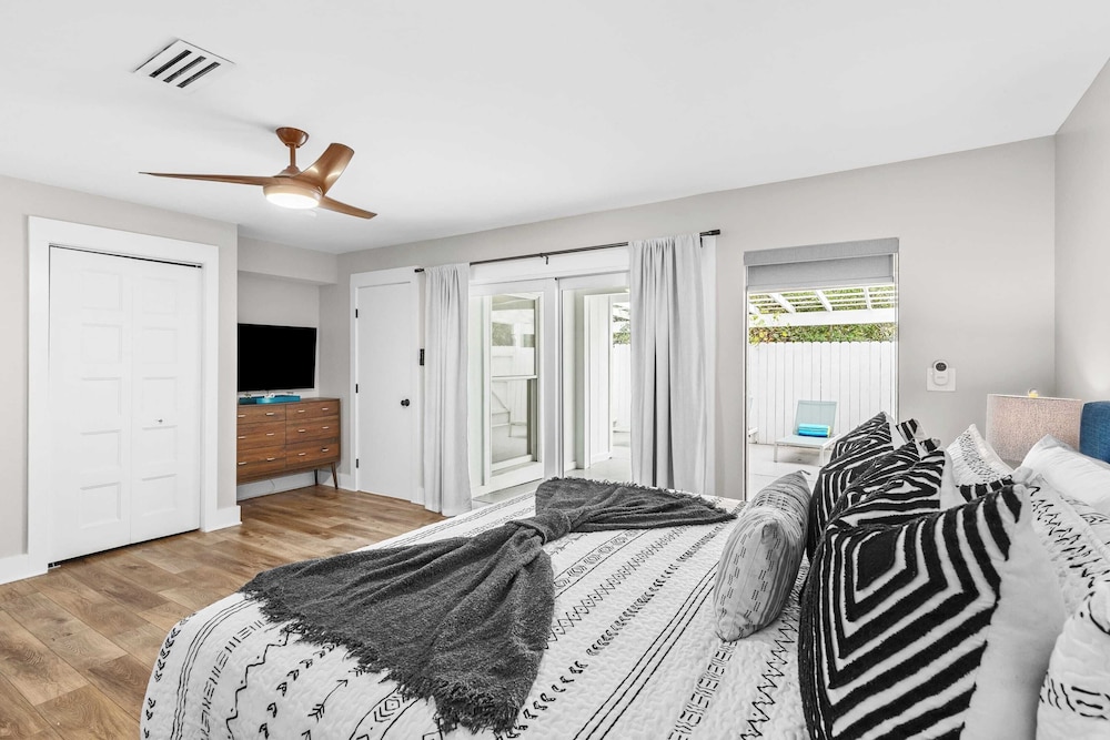 30A Florida Flashback by Avantstay Private Pool, Golf Cart, 3 Mins to Beach!