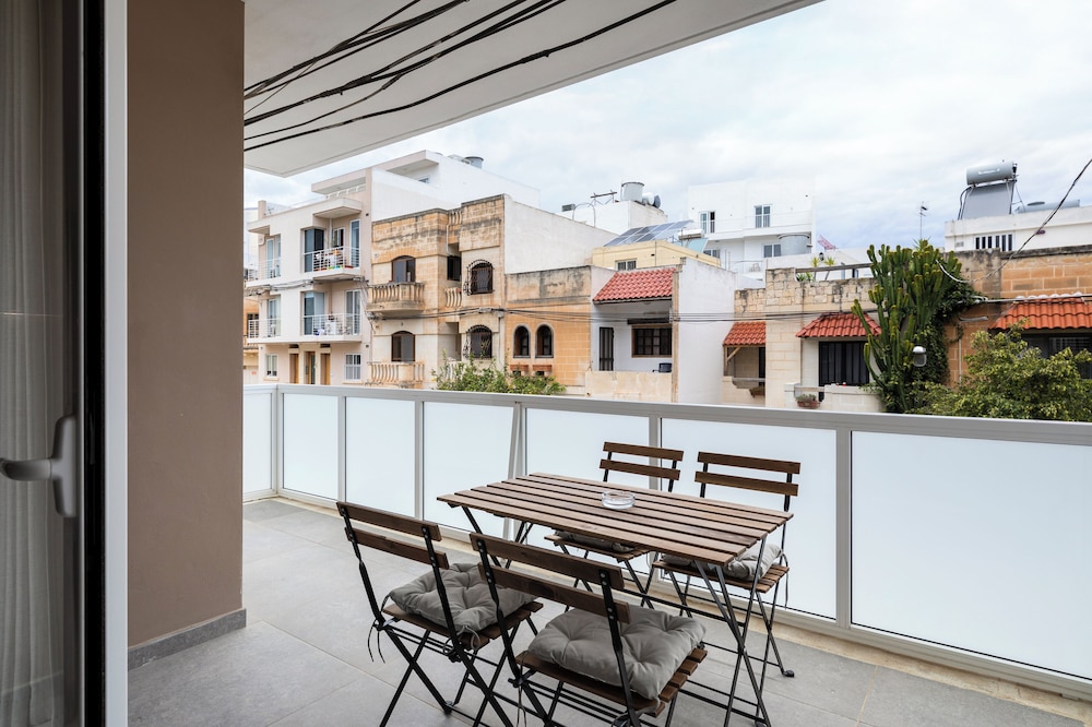 Modern Stylish 3 BR APT with Balcony