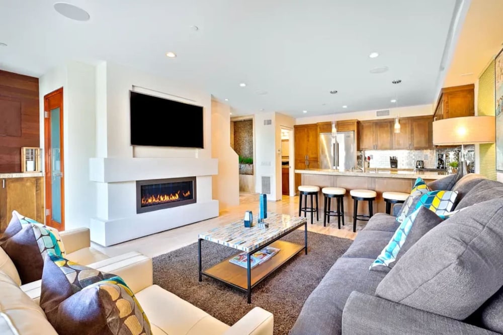 3 BR Roof Deck Ocean Views Hot Tub Beach Block