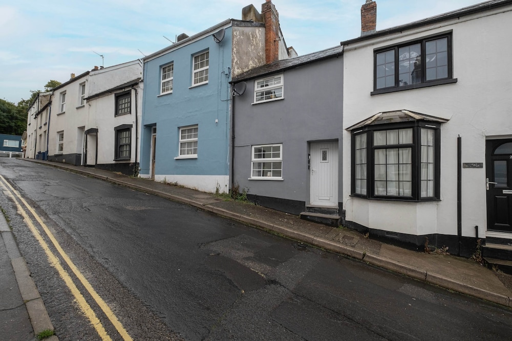 Newly Refurbished 2 Bed Hse Town Centre