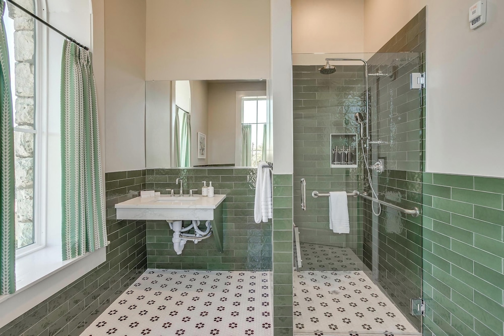 Nutt House Hotel