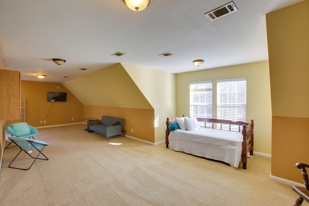 Luxury Scottsville Retreat on 10 Acres! view 2