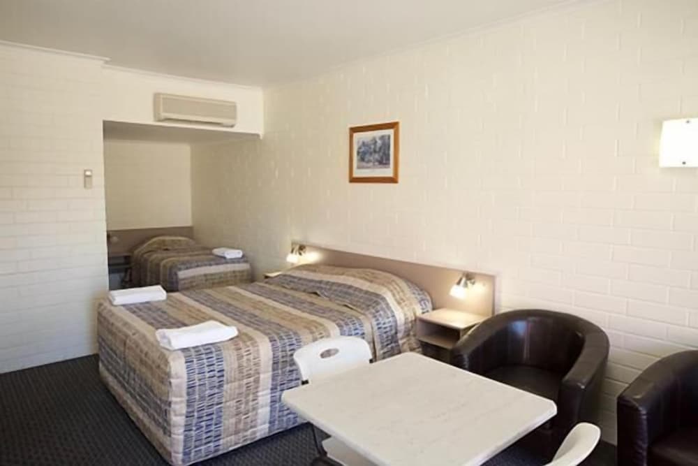 Pioneer Motel
