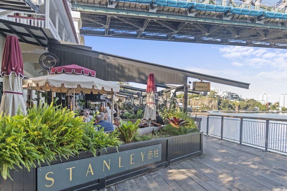 Stylish Brisbane City Stay With Bbq, Pool & Gym