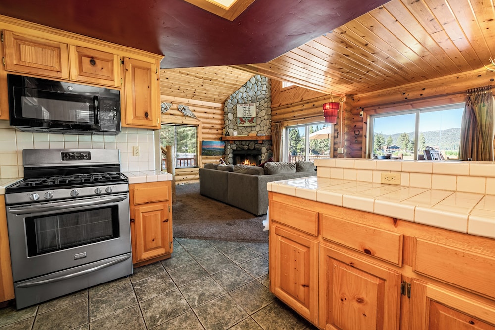 3 Cubs Lakefront Cabin