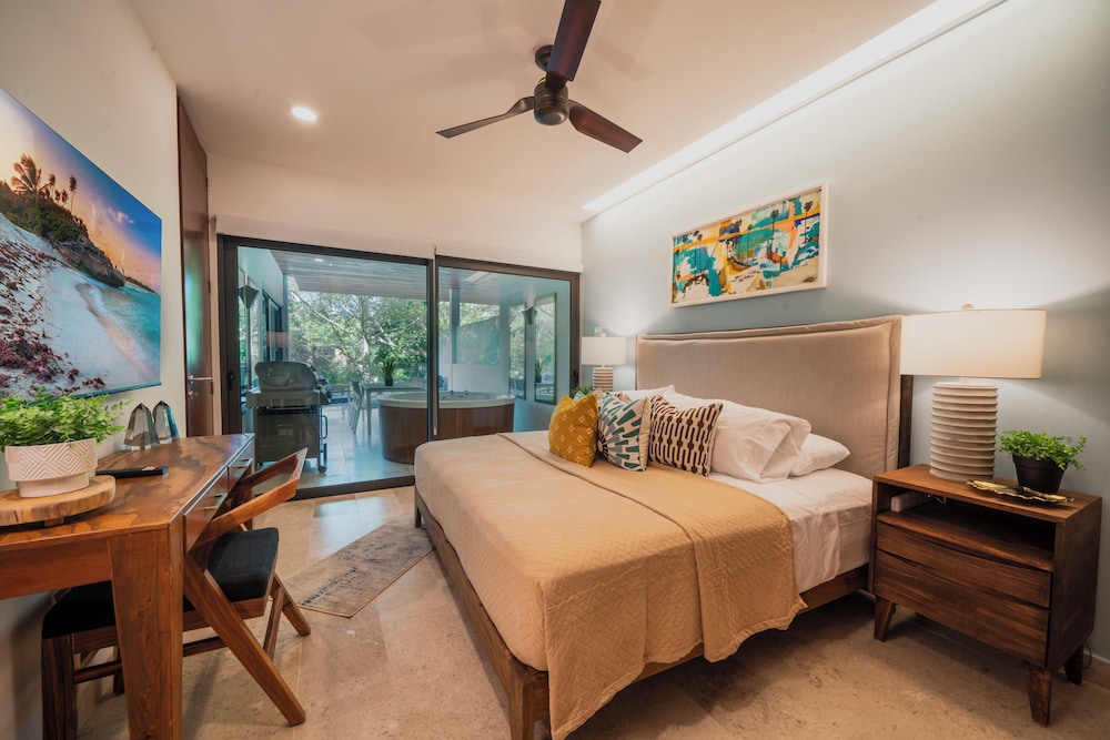 Maricruz - Luxury Condo with Jacuzzi view 4