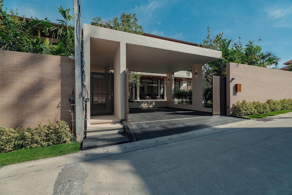 Modern Tropical Pool Villa - Saiyuan