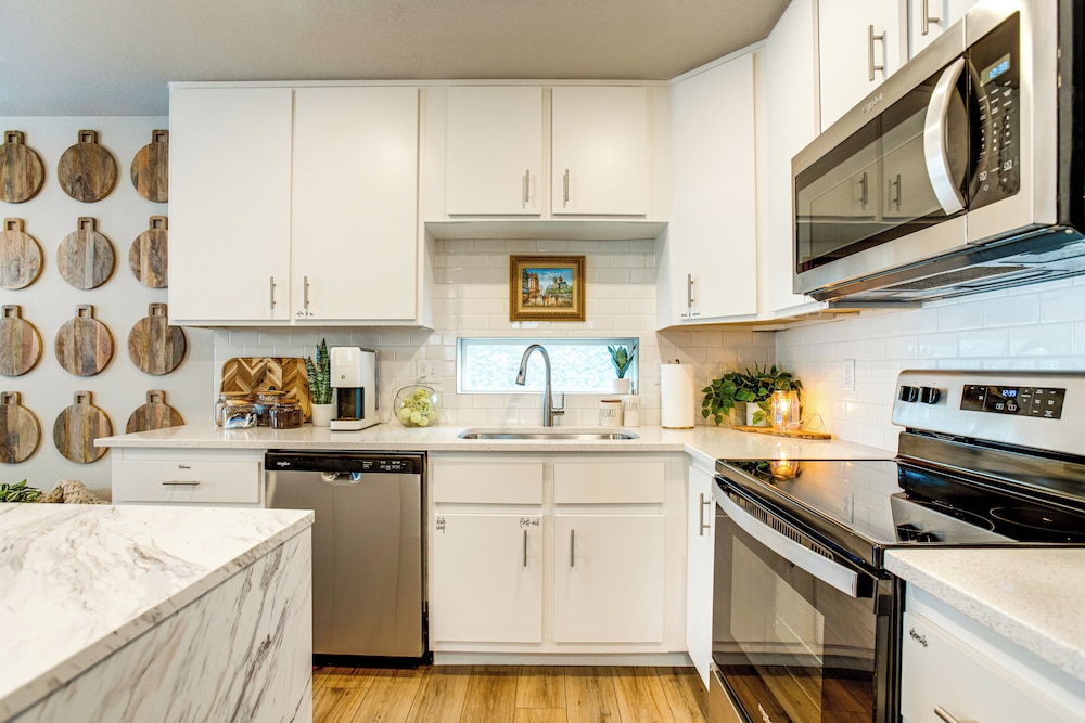 13 Mi to Dtwn Denver: Spacious Home w/ Balcony!