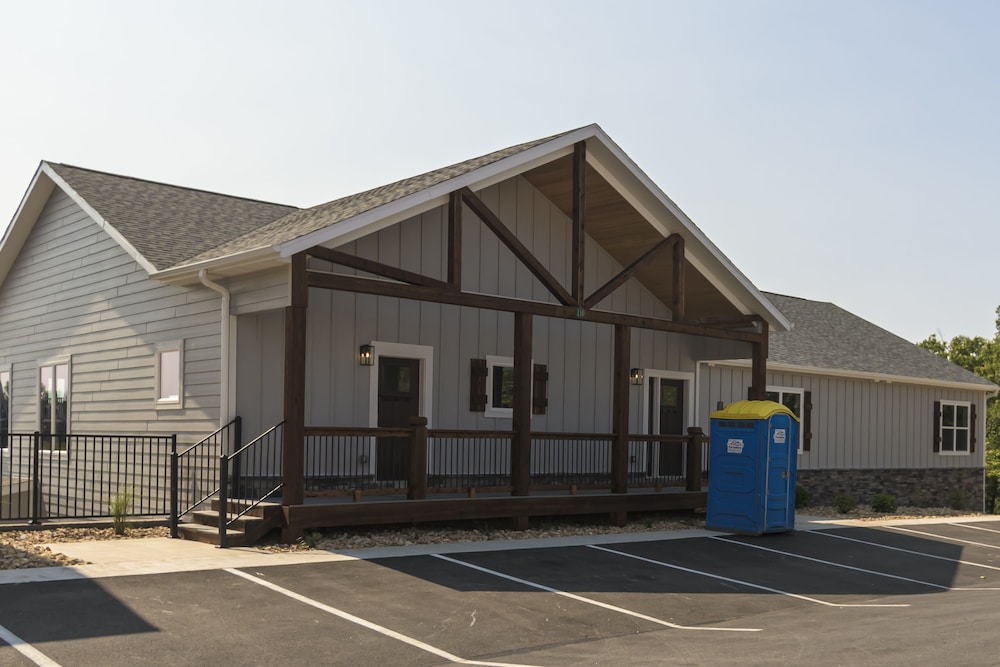 Bourbon Bungalow 5 Bedroom Lodge by RedAwning