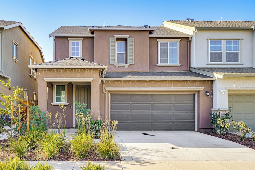 8 Mi to Lincoln Park: Family-friendly Tracy Home