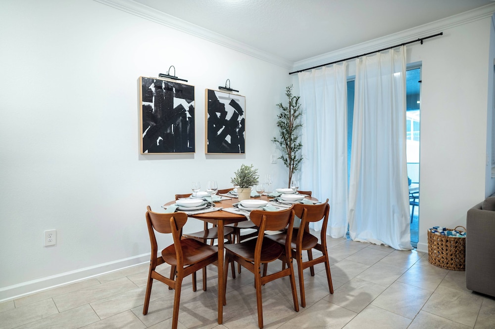 4BR Luxury Home at Champions Gate With Pool