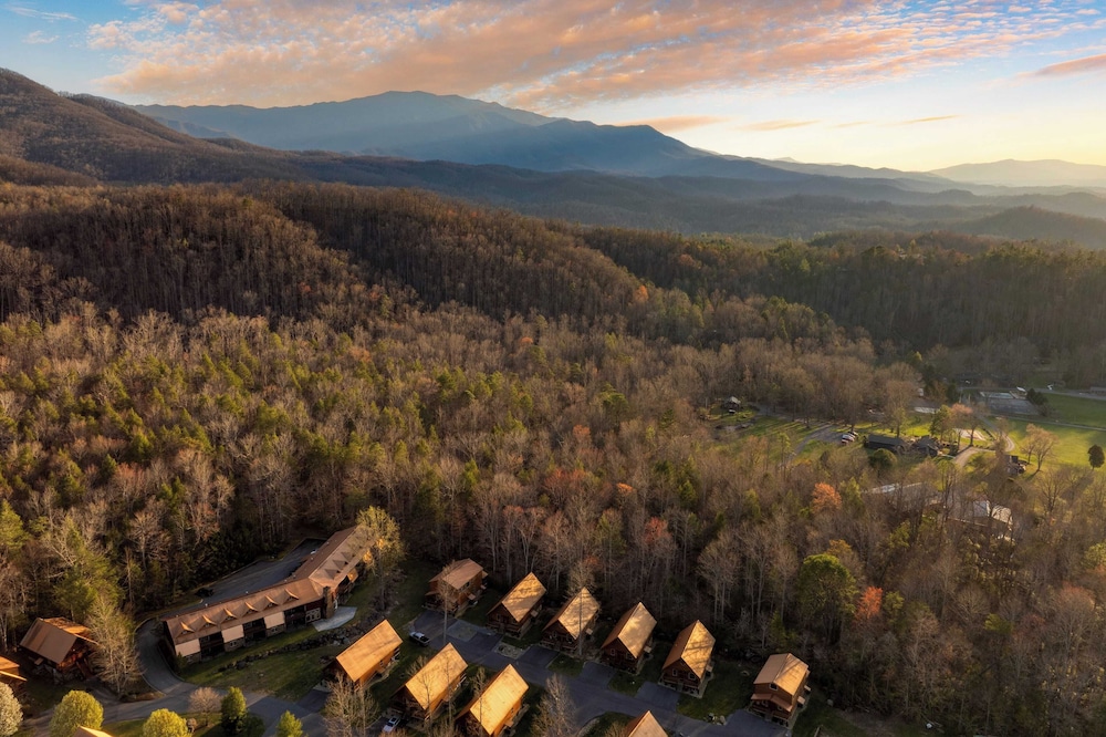 Hot Tub + Foosball Access to Pool, Tennis, Gym Chill'n in the Smokies