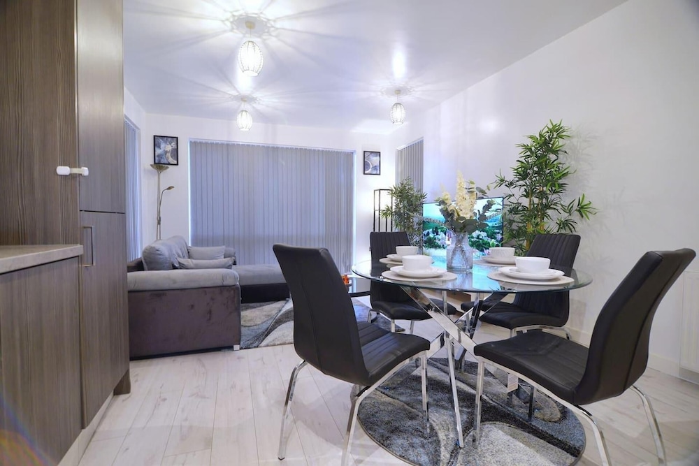Near Excel - Wifi - Parking - Pets - Sleeps 5