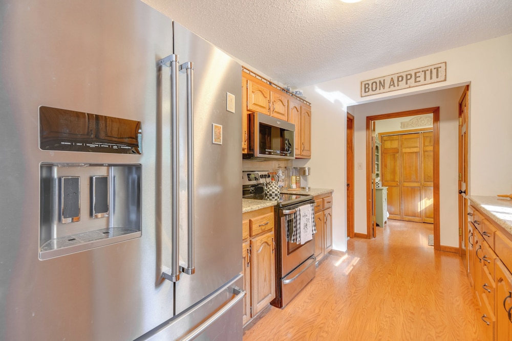 3 Mi to Dtwn Jefferson City: Family Home w/ Deck