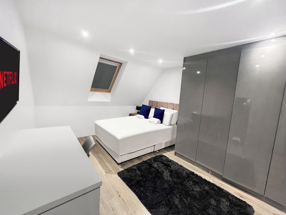 6 Bedroom House in Milton Keynes