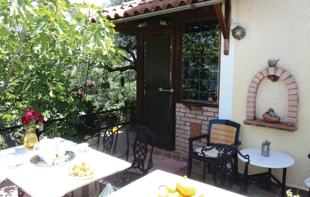 Stunning Home in Xiropigado With Wifi and 2 Bedrooms view 4