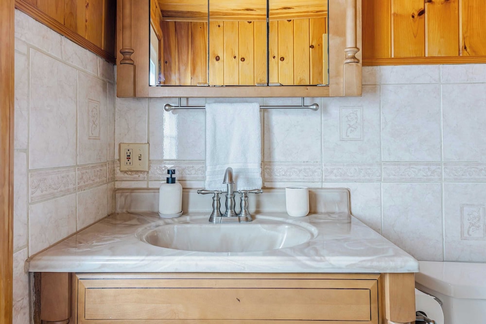 Pool+hot Tub, Firepit Near Hikes, Shops, Dining Cragswood Lodge by Avantstay