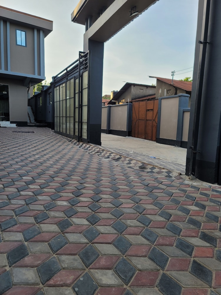 Revic Hotel - Airbnb & Apartments view 4