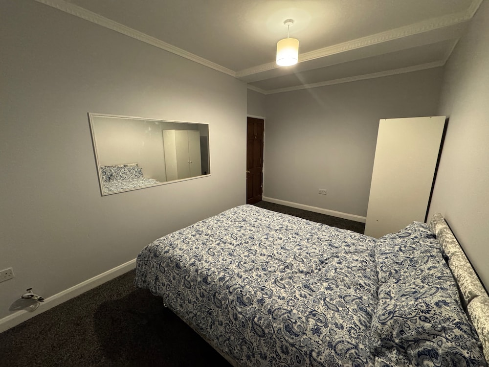 Buxton 5-bed Retreat - Sleeps 11, Parking & Garden