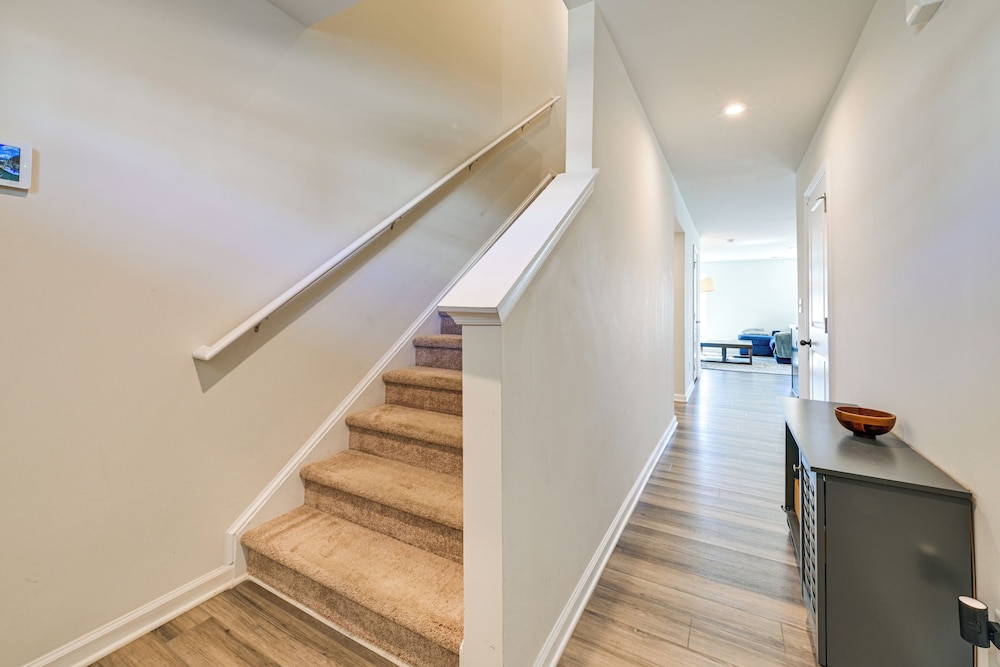 < 6 Mi to Uptown Charlotte: Bright Home w/ Yard