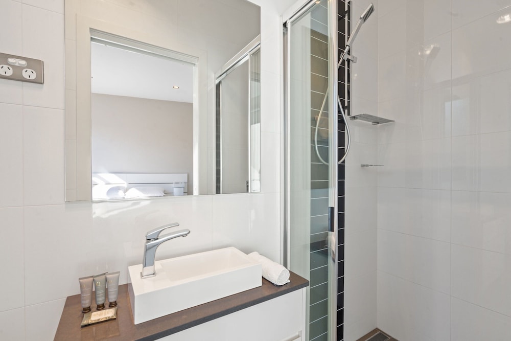 Stylish Curtin Stay With Balcony Views