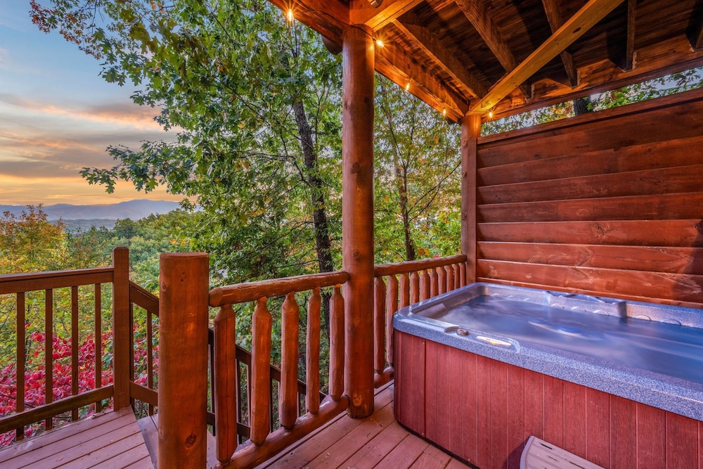 Grand View Lodge Panoramic Views Hot Tubs Game Room Theater Sleeps 56 Guests
