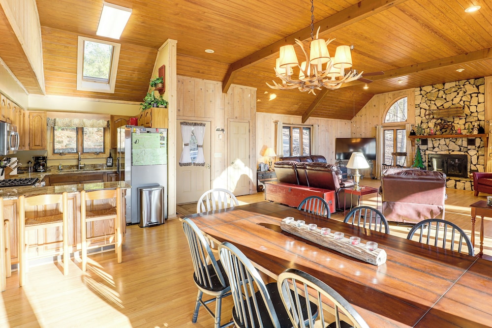 2 Mi to Ski Slopes! Mtn-view Home in Mars Hill