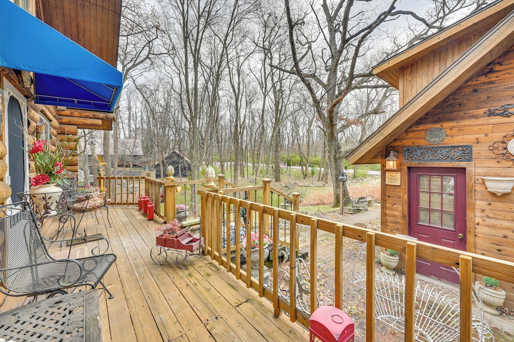 Walk to Saylorville Lake: Spacious Home w/ Deck!