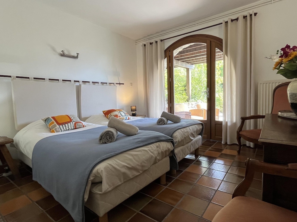 Holiday Home With Sauna, Saint-sauveur