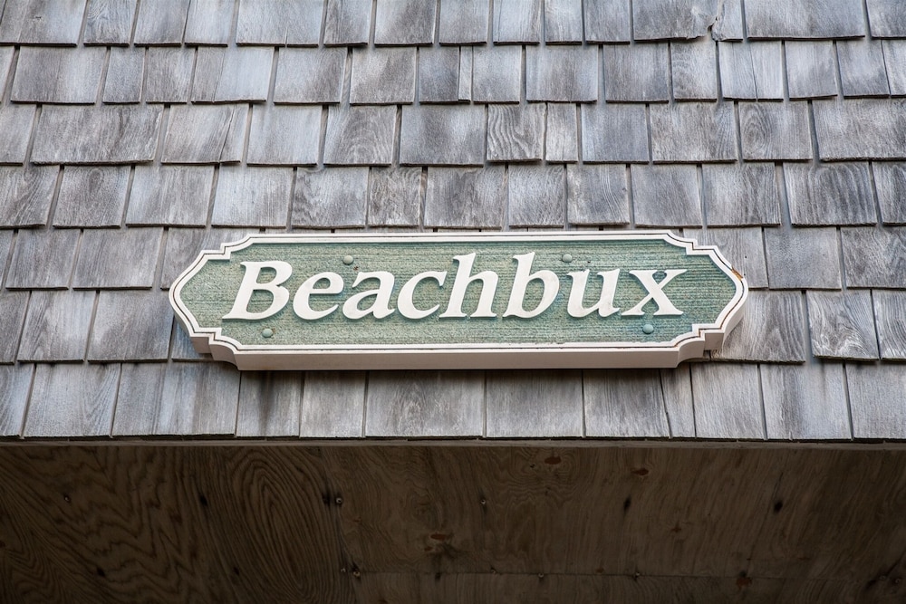 Beachbux 3 Bedroom Cottage by RedAwning