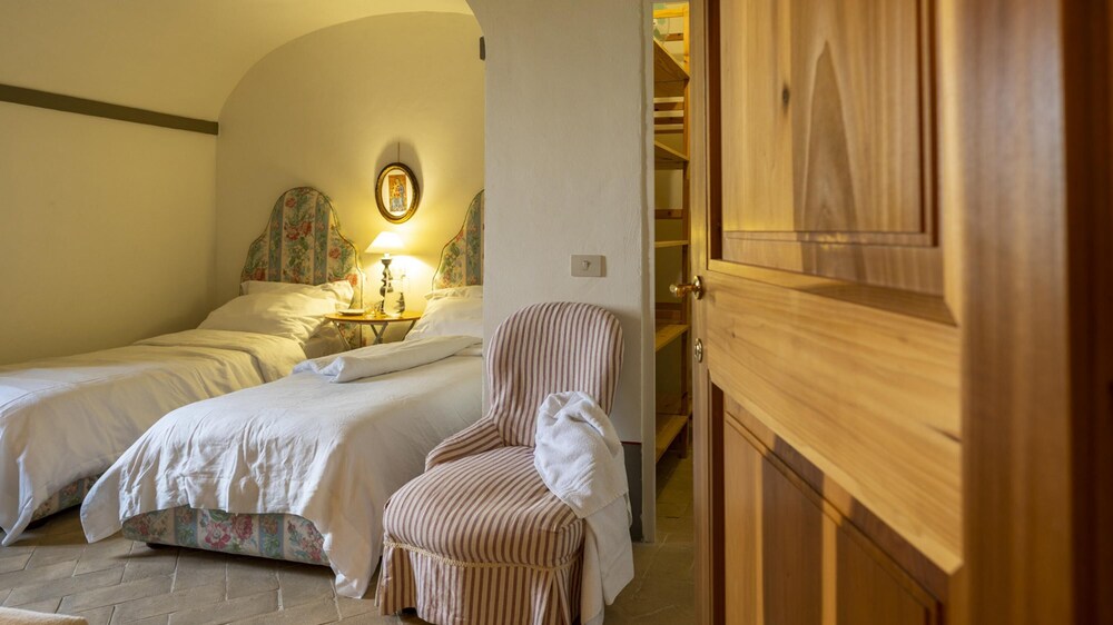 Il Poggio Alle Trese 14 Emma Villas view 4