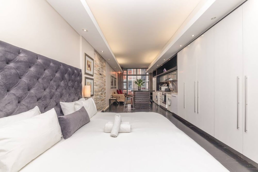 Warm and Modern 1BD APT in CBD view 4